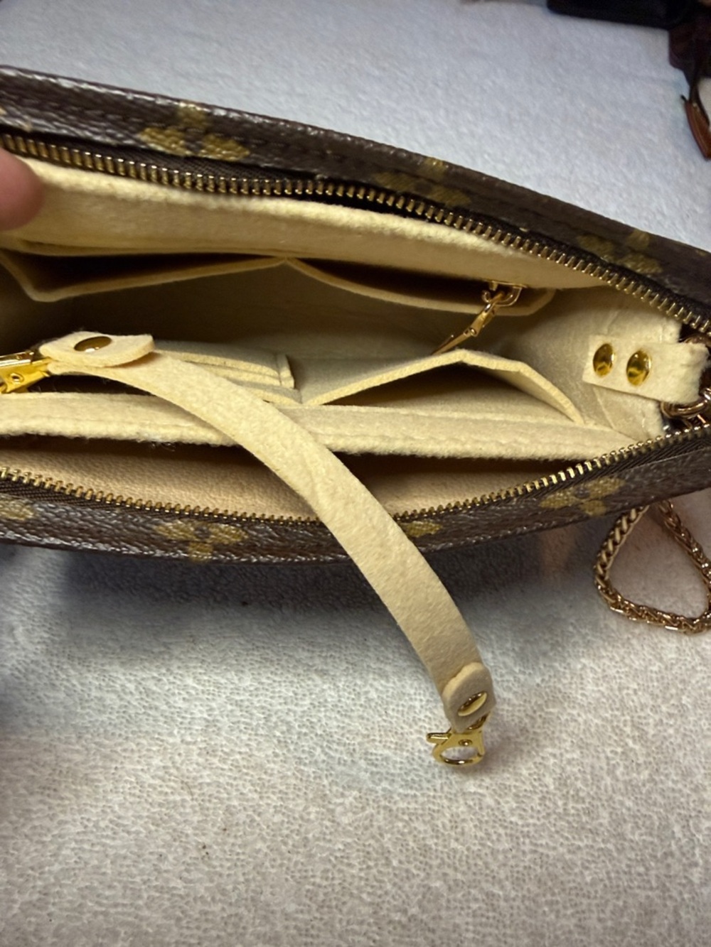 Louis Vuitton Monogram Pochette Toiletry 19 w/crossbody chain and felt insert - Picture 4 of 15